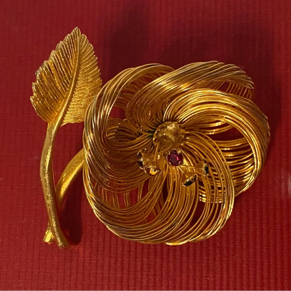 VINTAGE BROOCH GOLD TONE WIRE WRAPPED FLOWER COLORED RHINESTONE CENTER